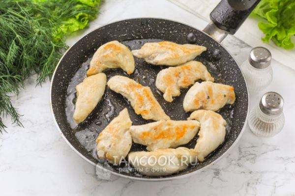 Салат с хрустящим баклажаном и курицей