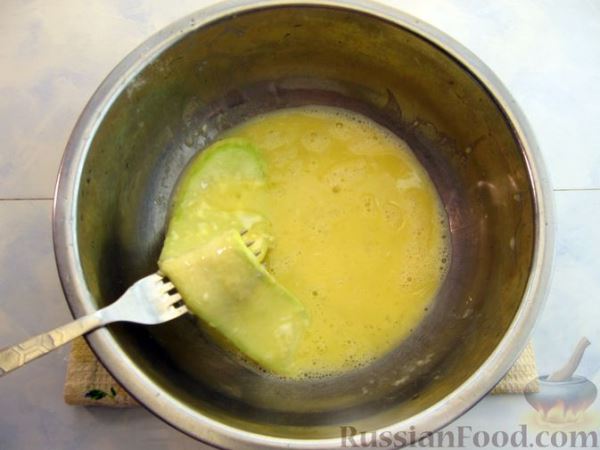 Рулетики из кабачков с плавленым сыром, помидорами и яйцами