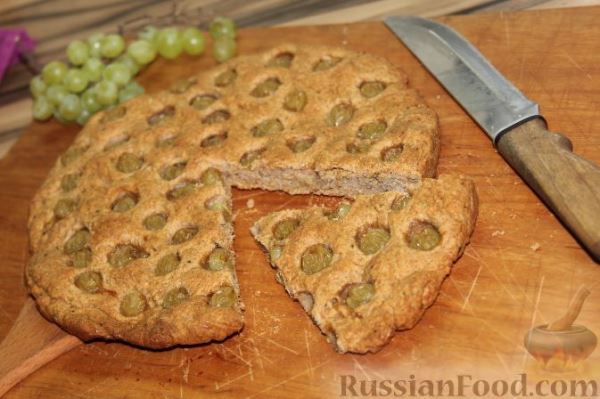 Фокачча из цельнозерновой муки, с виноградом