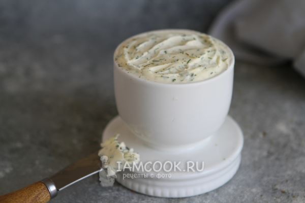 Сливочное масло с укропом и чесноком