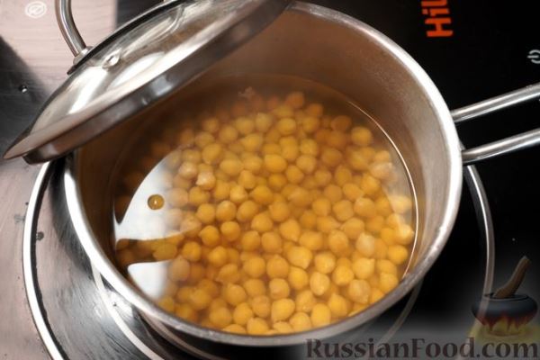 Салат с помидорами, авокадо, нутом и фасолью