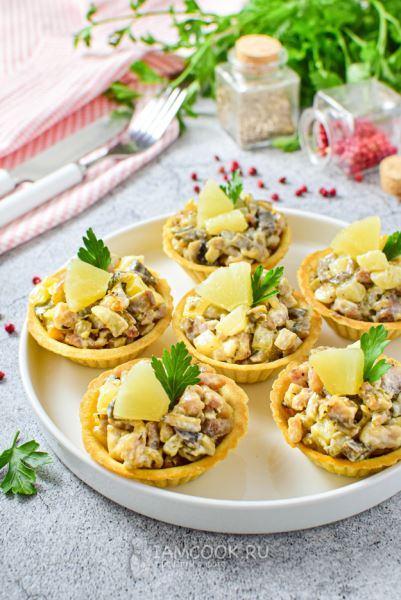 Тарталетки с курицей, грибами и ананасами