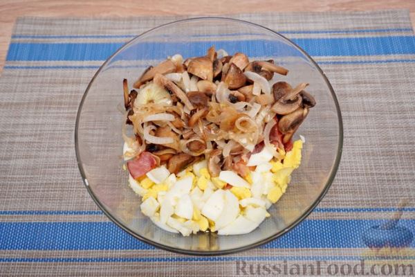 Салат с беконом, шпинатом, грибами и яйцами