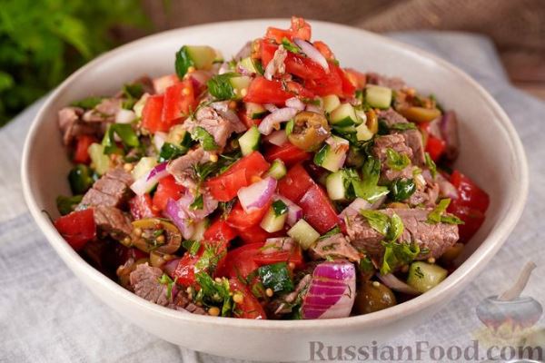 Салат с говядиной, овощами и оливками