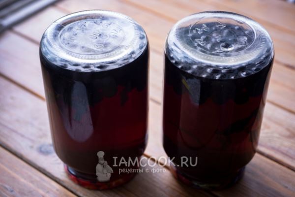 Компот из черноплодной рябины с мятой