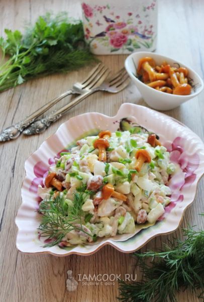 Салат с копченой курицей и маринованными опятами