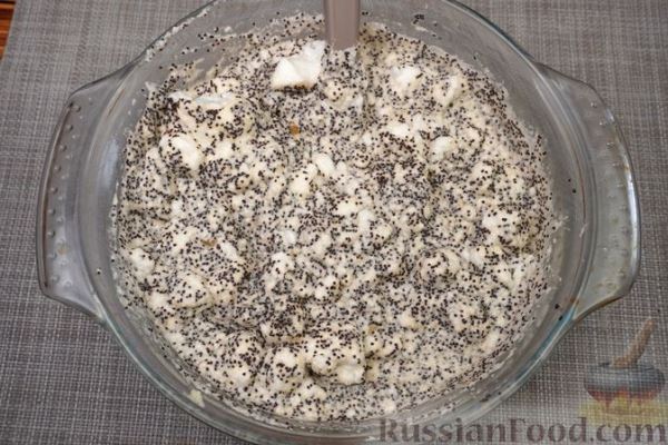 Пирог с начинкой из мака, изюма и орехов