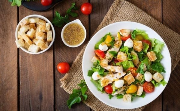 Салат &laquo;Цезарь&raquo; с курицей, моцареллой и сухариками