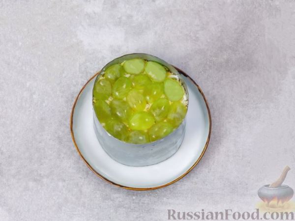 Слоёный салат с печенью, яблоком и виноградом