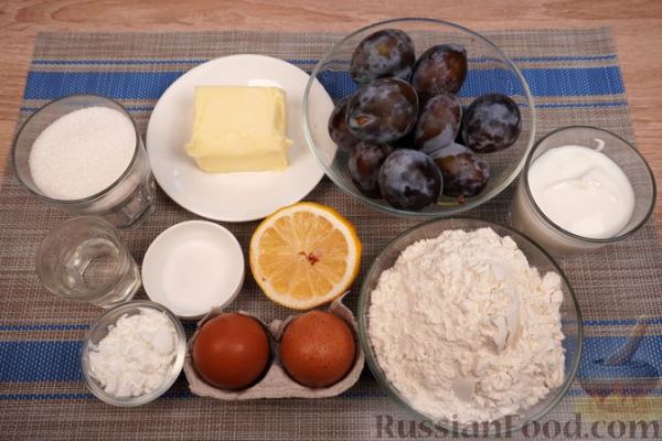 Песочный тарт со сливами в сметанной заливке