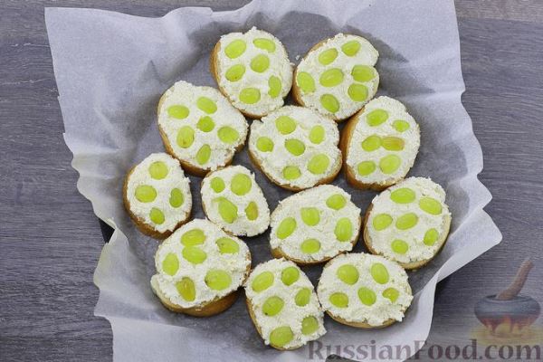 Гренки с творогом, виноградом и сыром (в духовке)