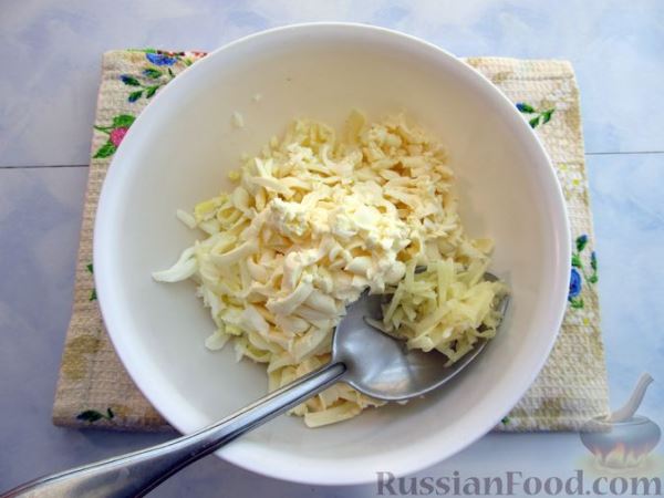 Рулетики из кабачков с плавленым сыром, помидорами и яйцами