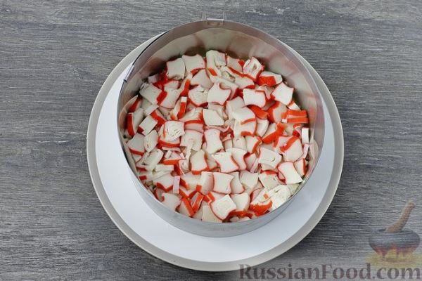 Слоёный салат с крабовыми палочками и свёклой