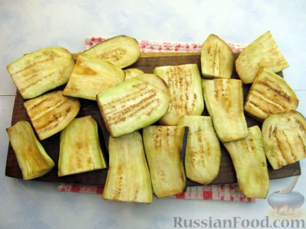 Жареные баклажаны, тушенные с помидорами