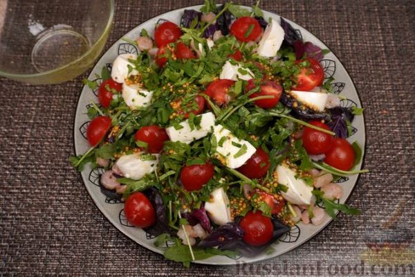 Салат с креветками, помидорами, моцареллой и орехами