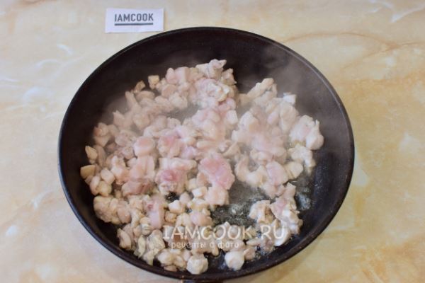 Тарталетки с курицей, грибами и ананасами