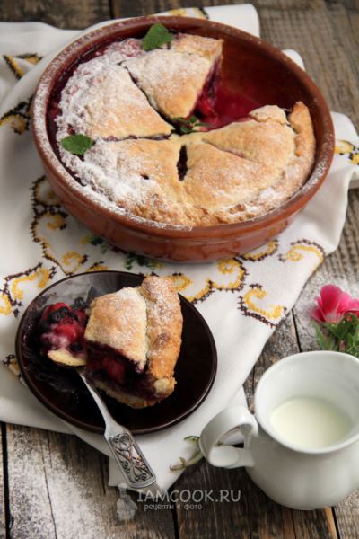 Пирог с клубникой и черникой