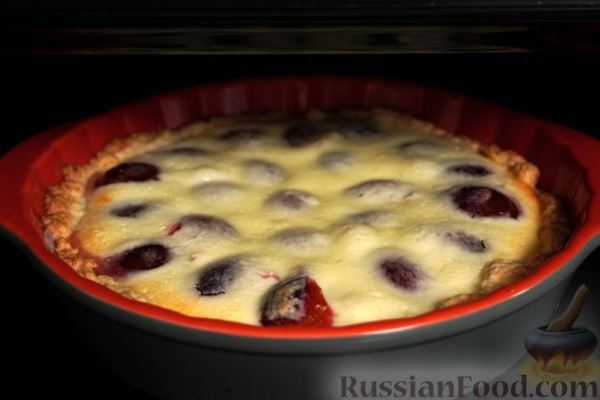 Песочный тарт со сливами в сметанной заливке