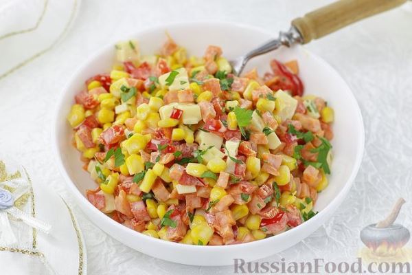 Салат с кукурузой, перцем, морковью и сыром