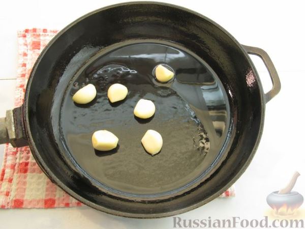 Жареные баклажаны, тушенные с помидорами