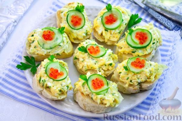 Бутерброды с яйцом, сыром и огурцом