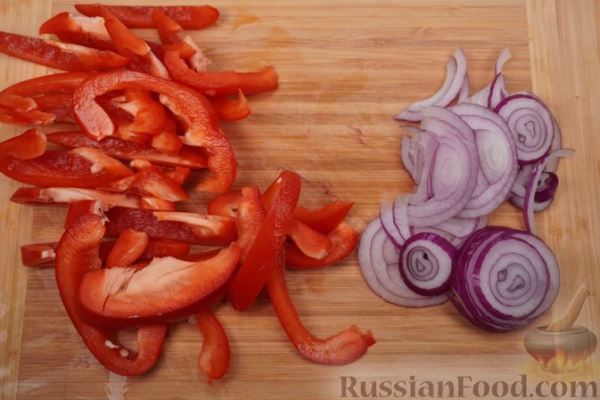 Салат с фасолью, кукурузой, перцем и фетой