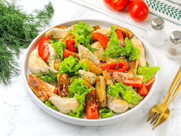 Салат с хрустящим баклажаном и курицей