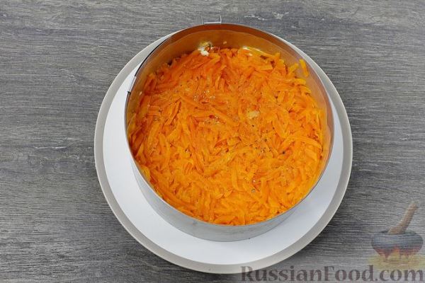 Слоёный салат с крабовыми палочками и свёклой