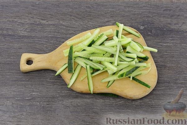 Салат с индейкой, овощами и сыром сулугуни