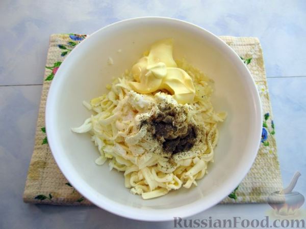 Рулетики из кабачков с плавленым сыром, помидорами и яйцами