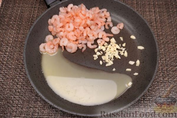 Салат с креветками, помидорами, моцареллой и орехами