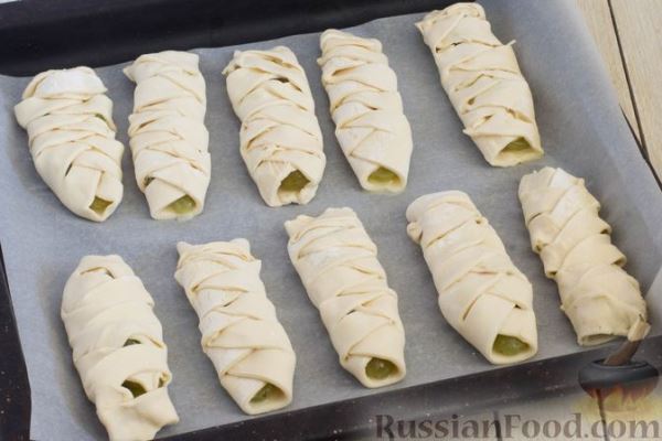Слойки с виноградом и лимонной цедрой