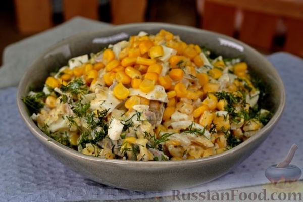 Салат с говядиной, сыром и кукурузой