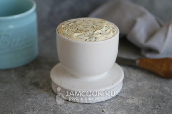 Сливочное масло с укропом и чесноком