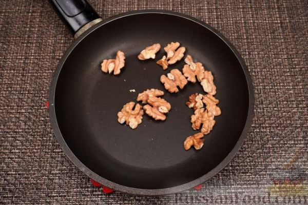 Салат с креветками, помидорами, моцареллой и орехами