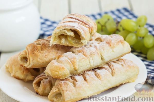 Слойки с виноградом и лимонной цедрой