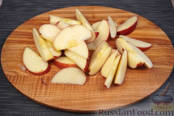 Яблочная шарлотка с калиной, на сметане
