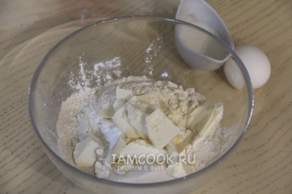 Пирог с клубникой и черникой
