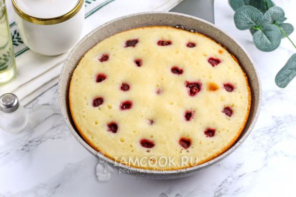 Пирог с малиной на сковороде