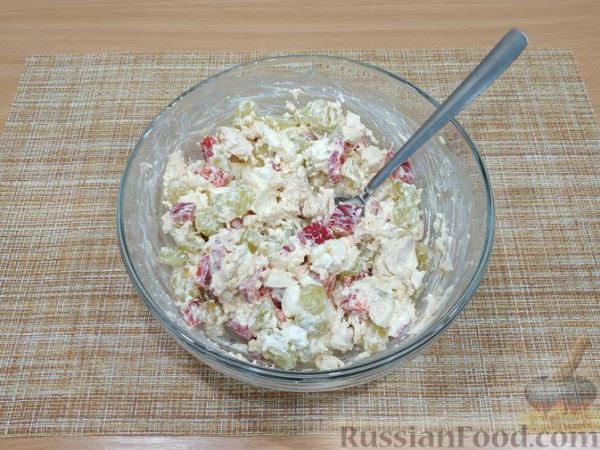 Салат с курицей, болгарским перцем, виноградом и сыром фета