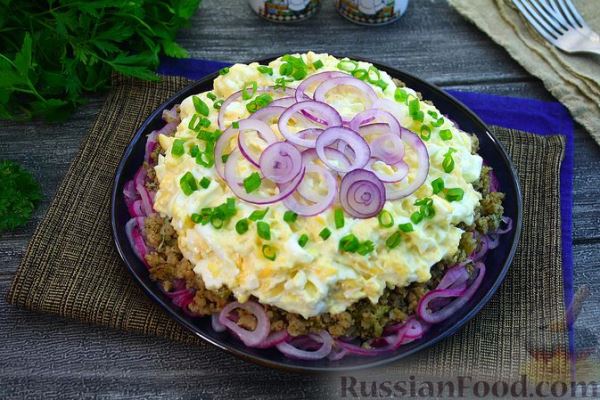 Салат с мясным фаршем, сыром и яйцами