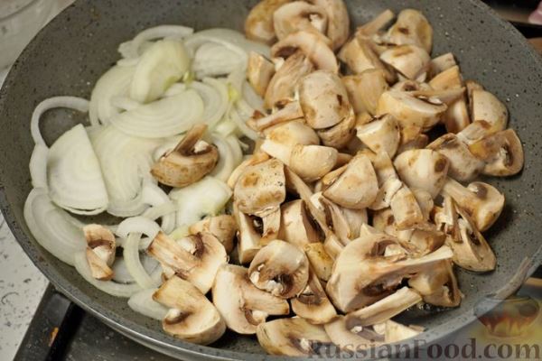 Салат с беконом, шпинатом, грибами и яйцами