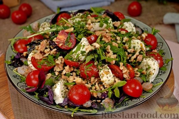 Салат с креветками, помидорами, моцареллой и орехами