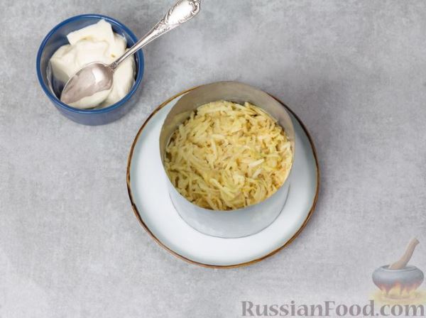 Слоёный салат с печенью, яблоком и виноградом