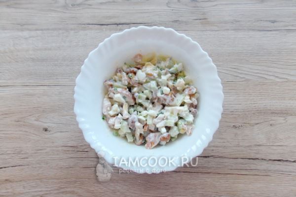 Салат с копченой курицей и маринованными опятами