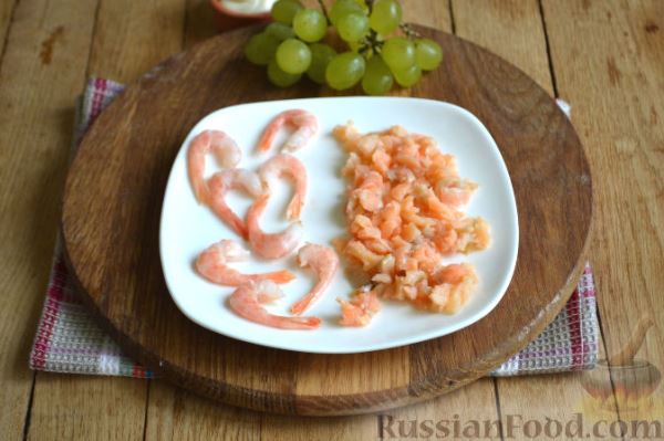 Закуска в огурце - с авокадо, семгой и креветками