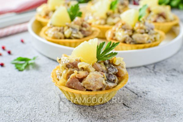 Тарталетки с курицей, грибами и ананасами
