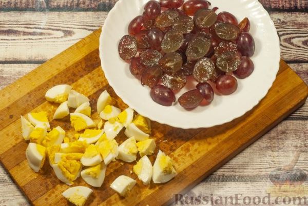 Салат с крабовыми палочками, кукурузой и виноградом