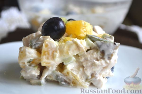 Салат с курицей, авокадо и киви