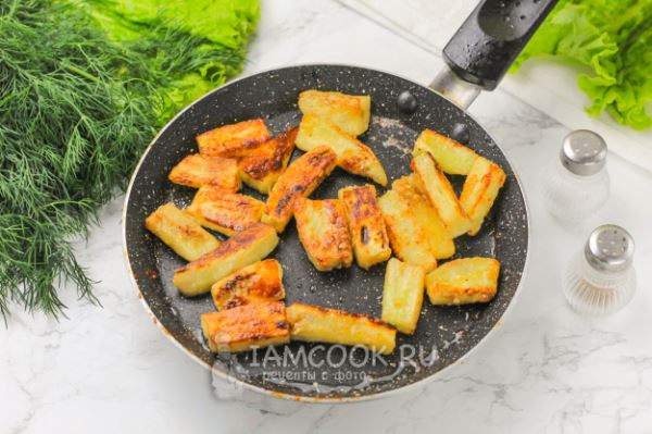 Салат с хрустящим баклажаном и курицей